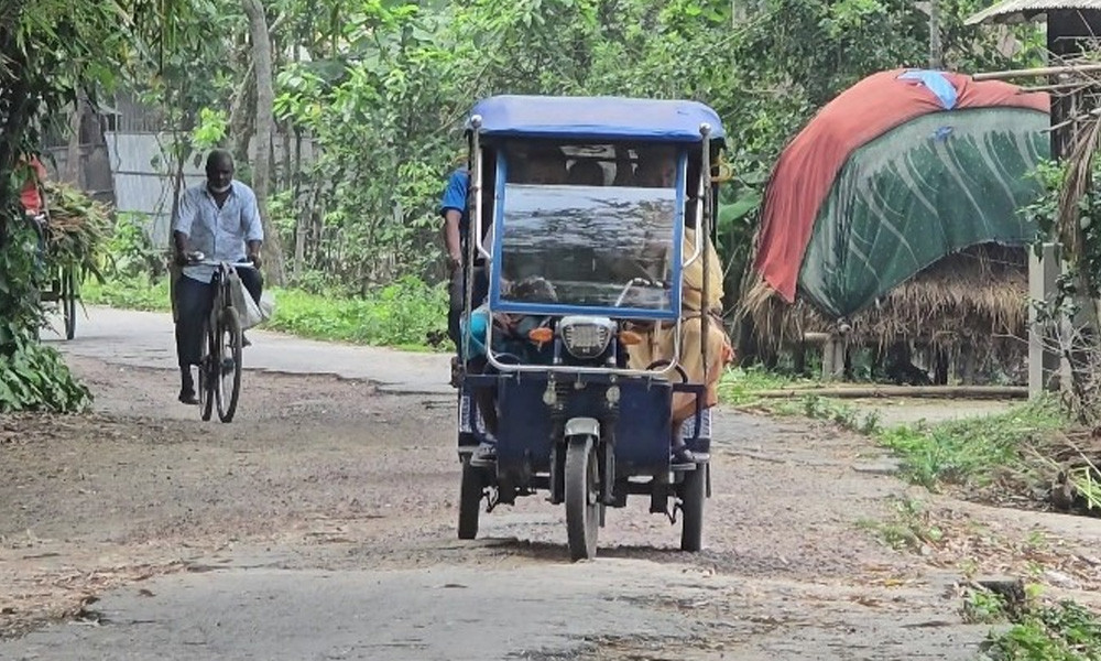 নির্ধারিত সময়ে শেষ হয়নি সড়ক সংস্কারের কাজ, ভোগান্তিতে যাত্রীরা