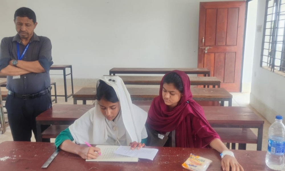 চাচার হাতুড়িপেটায় হাত ভেঙে তবু পরীক্ষায় বসেছে বিথী