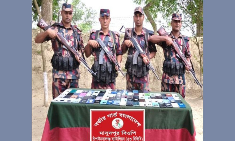 ২৮ লাখ টাকা মূল্যের ভারতীয় স্মার্ট ফোন জব্দ