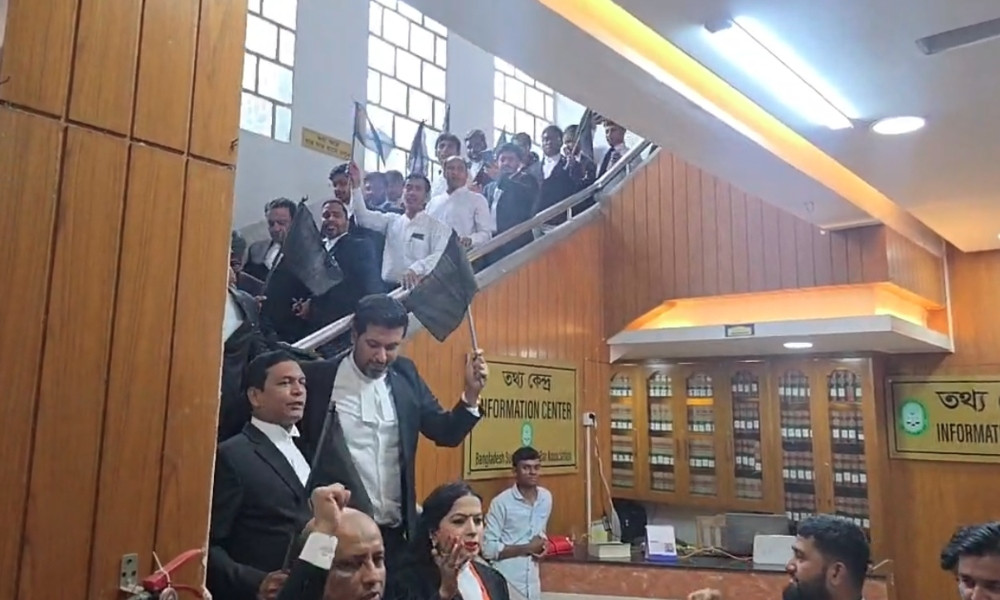 ভার্চুয়াল কোর্ট প্রত্যাহারে সুপ্রিম কোর্টে আইনজীবীদের কালো পতাকা মিছিল