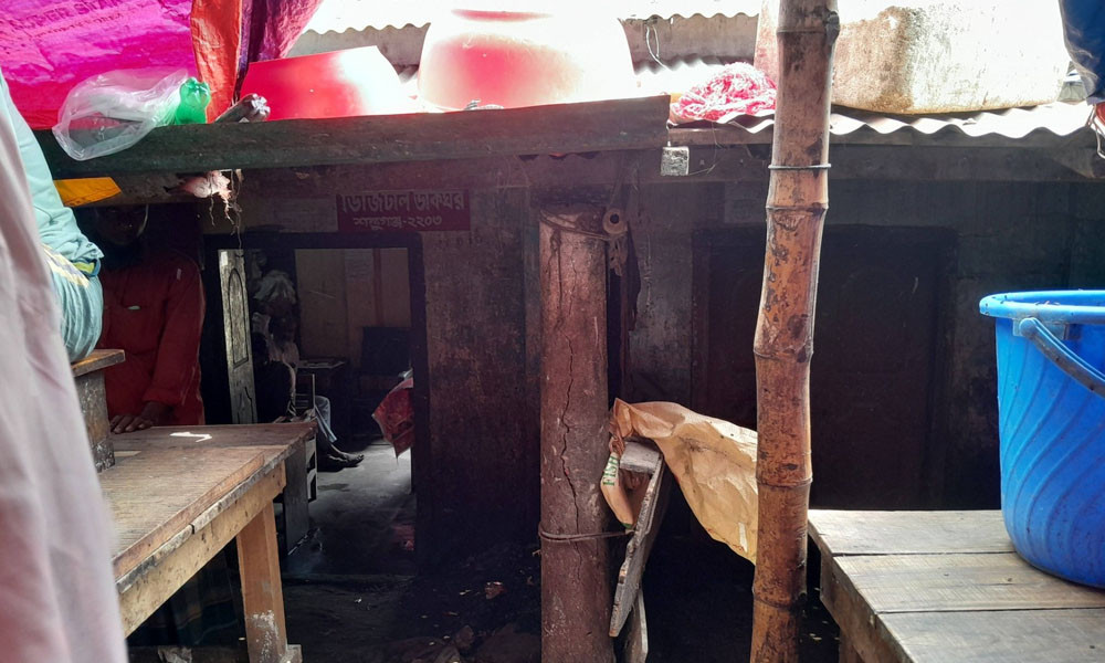 পোস্ট অফিসের প্রবেশমুখেই দুই মাংসের দোকান