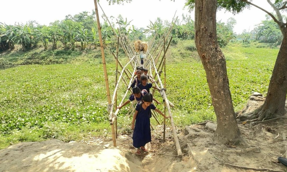 ৩ গ্রামের চলাচলের একমাত্র ভরসা ঝুঁকিপূর্ণ বাঁশের সাঁকো