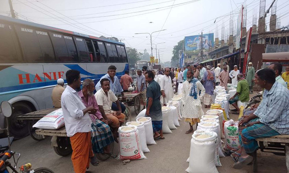 আঞ্চলিক মহাসড়কে চালের হাট