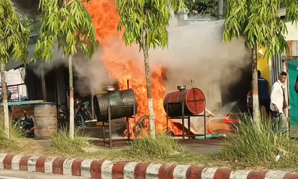 অতিরিক্ত পেট্রল নিতে গিয়ে মোটরসাইকেলে আগুন