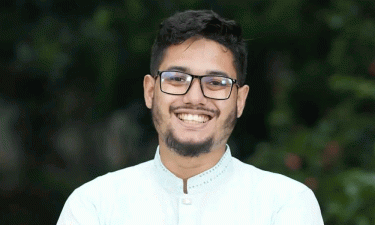 দোকানকর্মীর গায়ে হালিম ছুড়লেন জাকসু নেতা, শিক্ষার্থীদের ক্ষোভ