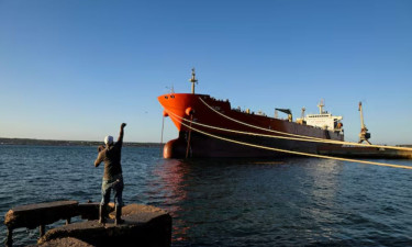 ইরান ও রাশিয়ার তেল রপ্তানিতে নিষেধাজ্ঞার ছাড় বাড়ল ৩০ দিন