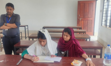 চাচার হাতুড়িপেটায় হাত ভেঙে তবু পরীক্ষায় বসেছে বিথী