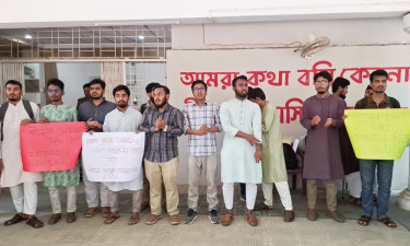 শাটল ট্রেন সংস্কারের দাবিতে চবি শিক্ষার্থীদের অবস্থান কর্মসূচি