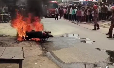 চাঁপাইনবাবগঞ্জে চলন্ত মোটরসাইকেলে আগুন