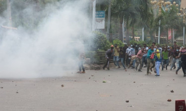 রাজশাহীতে বাস শ্রমিক ইউনিয়ন কার্যালয় পুনর্দখলে ককটেল বিস্ফোরণ, অস্ত্রের মহড়া