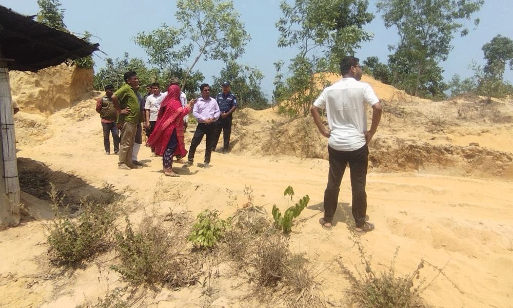 উখিয়ায় বালু খেকোকে ৩ লাখ টাকা জরিমানা, ড্রেজার জব্দ