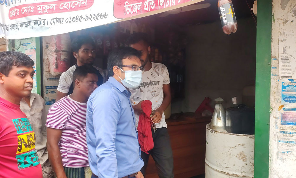 নাটোরে ১০০০ লিটার জ্বালানি তেল উদ্ধার, দোকানির জরিমানা