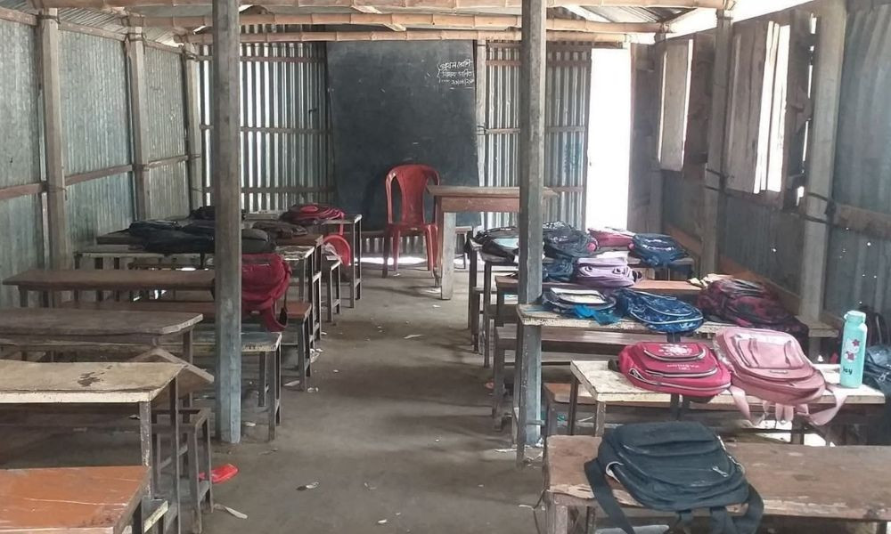 ফ্যান নেই, বিদ্যুৎ নেই— গরমে অতিষ্ঠ হয়ে বাচ্চারা ছুটছে শ্রেণিকক্ষের বাহিরে