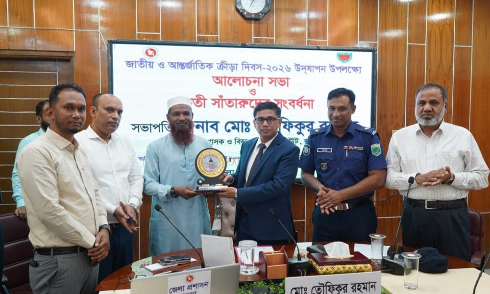 ইউটিউব দেখে শিশুদের সাঁতার শেখানো ফেরদৌউসের টানা ৫ বার বাংলা চ্যানেল জয়