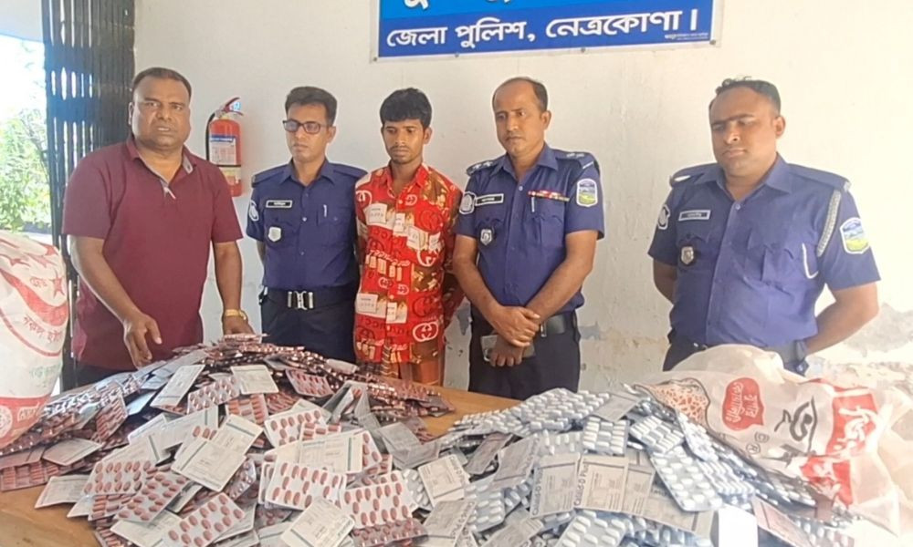 শুল্ক ফাঁকি দিয়ে আনা ভারতীয় ঔষধসহ চোরাকারবারি গ্রেপ্তার