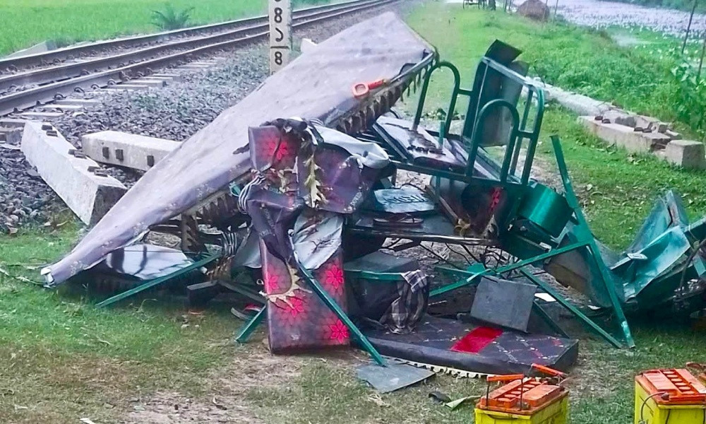 দিনাজপুরে ট্রেনের ধাক্কায় অটোরিকশা চালকসহ আহত ৪