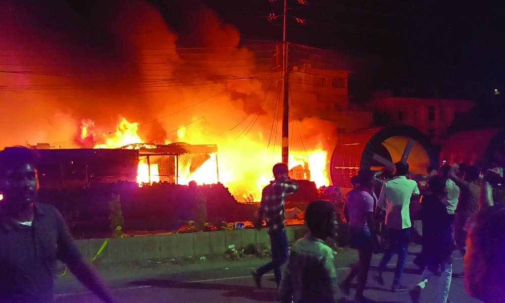 নারায়ণগঞ্জে ঝুটের গোডাউনে আগুন, তিন ঘণ্টার চেষ্টায় নিয়ন্ত্রণে