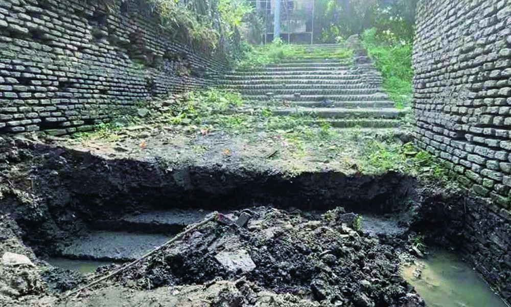 জমিদার বাড়ির পুকুর খুঁড়ে নেওয়া হচ্ছে গুপ্তধন