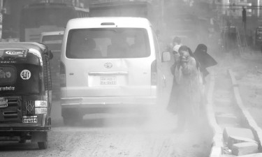 বৈশাখের প্রচণ্ড গরমের মধ্যে রাস্তার ধুলায় দমবন্ধ অবস্থা পথচারীদের