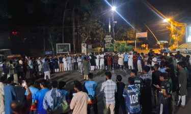 ডাকসু প্রতিনিধিদের ওপর হামলার প্রতিবাদে চবিতে বিক্ষোভ