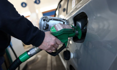 লাফিয়ে বাড়ল তেলের দাম