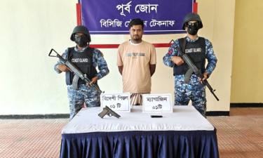 টেকনাফে বিদেশি পিস্তলসহ মানবপাচারকারী আটক