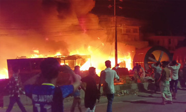 নারায়ণগঞ্জে ঝুটের গুদামে অগ্নিকাণ্ড