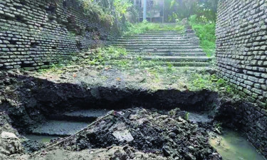 জমিদার বাড়ির পুকুর খুঁড়ে নেওয়া হচ্ছে গুপ্তধন