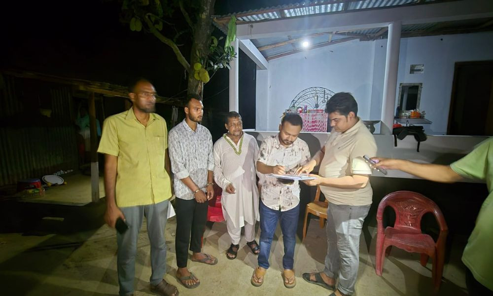 নকল দুধ তৈরির অভিযোগে ব্যবসায়ীকে ৬ মাসের কারাদণ্ড