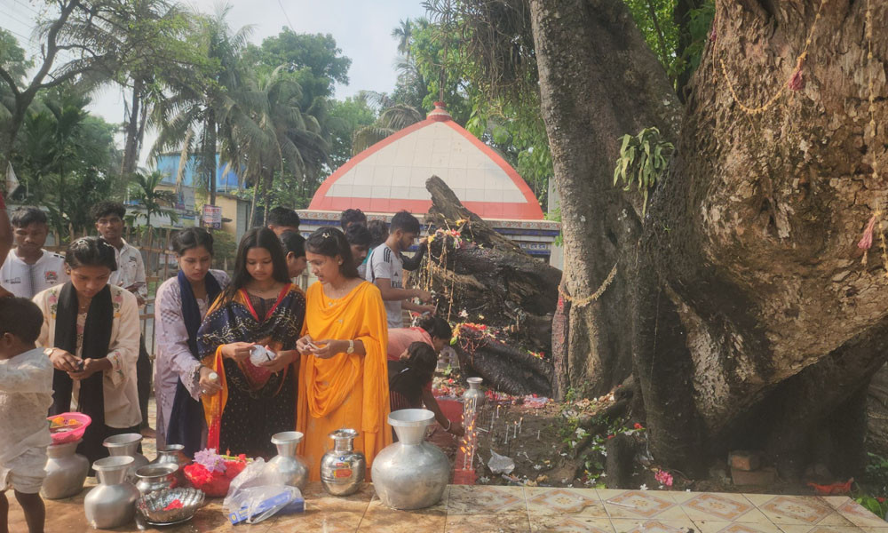 নিশিনাথতলায় জল-দুধ ঢালা উৎসব