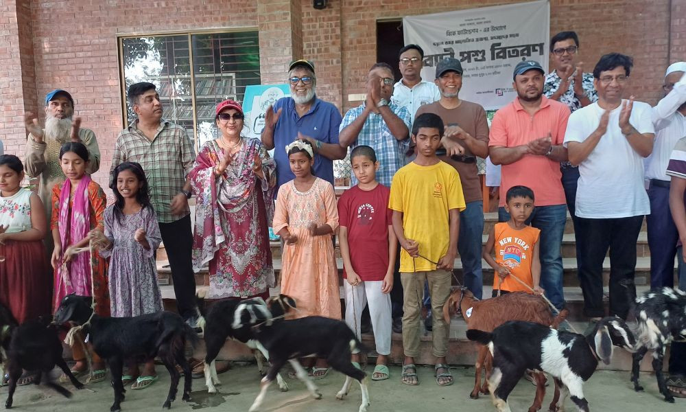 উদ্যোক্তা তৈরি করতে শিক্ষার্থীদের মাঝে ছাগল বিতরণ