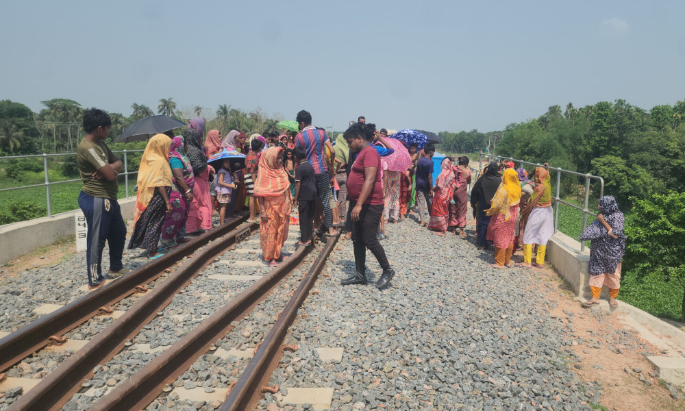নড়াইলে ট্রেনে কাটা পড়ে নারী ও শিশুর মৃত্যু
