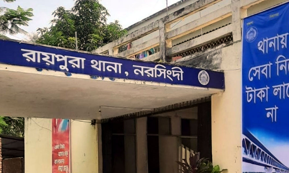 মাদকাসক্ত ছেলেকে প্রশাসনের হাতে তুলে দিলেন মা