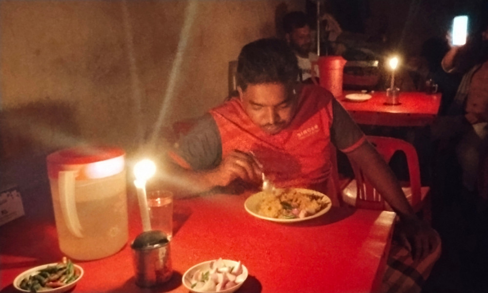 জিয়ানগরে ঘন ঘন লোডশেডিংয়ে মোমবাতির চাহিদা বেড়েছে, বিপর্যস্ত জনজীবন