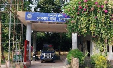 নোয়াখালীতে কাভার্ড ভ্যানে ট্রাকের ধাক্কা, নিহত ২