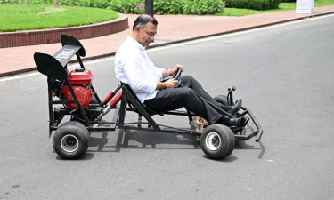 কলেজছাত্রের বানানো রেসিং কার চালালেন প্রধানমন্ত্রী