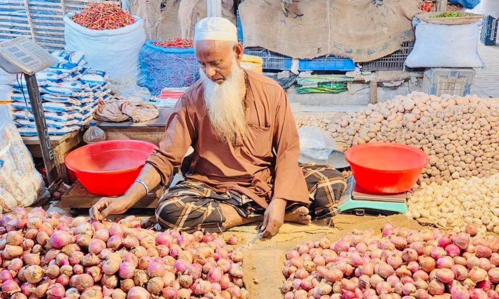 হিলিতে কেজিপ্রতি পেঁয়াজের দাম কমেছে ৫-১০ টাকা