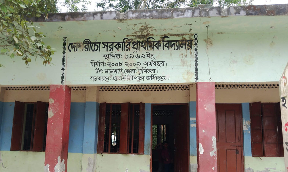 তাপদাহে লালমাইয়ে শ্রেণিকক্ষে জ্ঞান হারাল শিক্ষার্থী