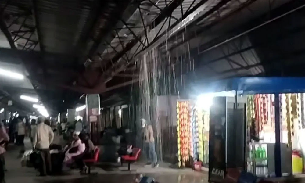 ৮০ বছরেও সংস্কার নেই, সামান্য বৃষ্টিতে অচল স্টেশন