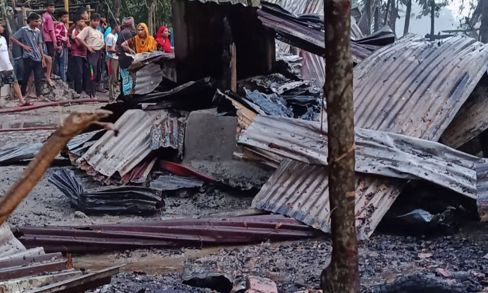 চোখের সামনে আগুনে পুড়ল ৩ পরিবারের পুরো সঞ্চয়-আশ্রয়