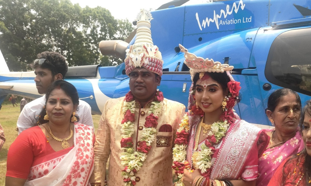 গোপালগঞ্জে হেলিকপ্টারে স্ত্রীকে নিয়ে বাড়ি ফিরলেন প্রবাসী মিলন