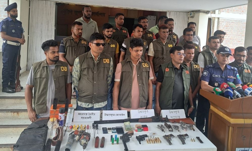 পাবনায় ৫টি আগ্নেয়াস্ত্র, ৪০ রাউন্ড গুলিসহ তিনজন আটক