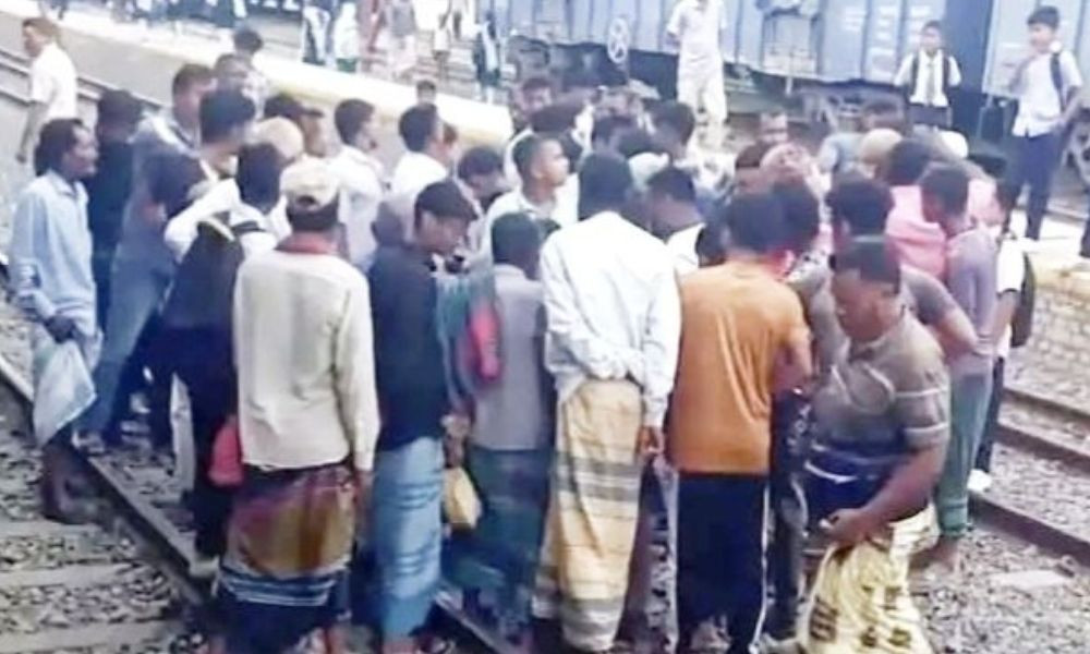 সিরাজগঞ্জে ফুট ওভারব্রিজের পিলারে ধাক্কা লেগে ট্রেনযাত্রী নিহত