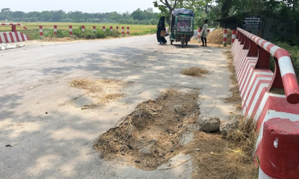 ময়মনসিংহে নির্মাণ শেষ না হতেই দেবে গেছে সংযোগ সড়ক