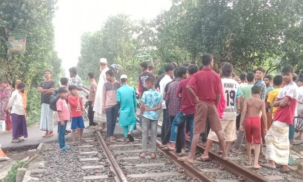 সিরাজগঞ্জে ট্রেনের ধাক্কায় ৩ গরুসহ কৃষকের মৃত্যু