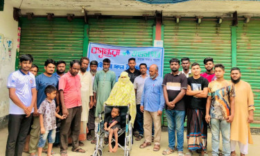 বসুন্ধরা শুভসংঘের হুইলচেয়ার পেলেন প্রতিবন্ধী শিশু