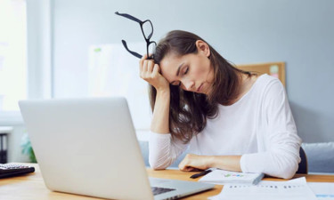 গরমে সারাদিন এসিতে থাকছেন? হতে পারে পানিশূন্যতা