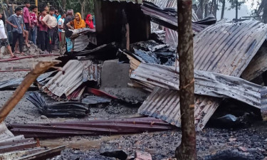 চোখের সামনে আগুনে পুড়ল ৩ পরিবারের পুরো সঞ্চয়-আশ্রয়