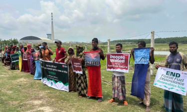 বরগুনায় জীবাশ্ম জ্বালানি ছাড়ার দাবিতে মানববন্ধন