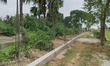 ঝিনাইদহে নিম্নমানের সামগ্রী দিয়ে সীমানাপ্রাচীর নির্মাণ